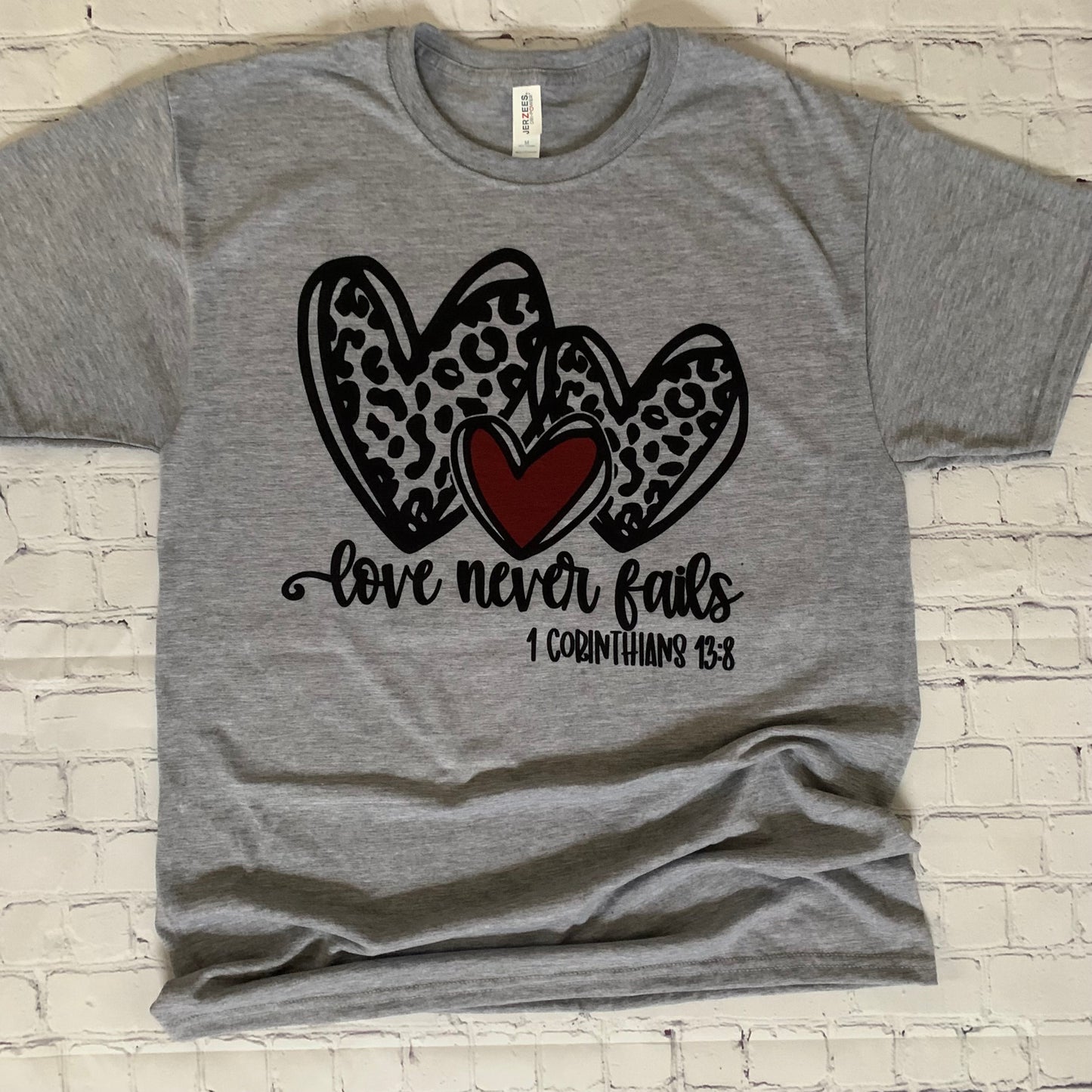 Leopard Heart with Love Never Fails 1 Corinthians 13:8 - T-Shirt