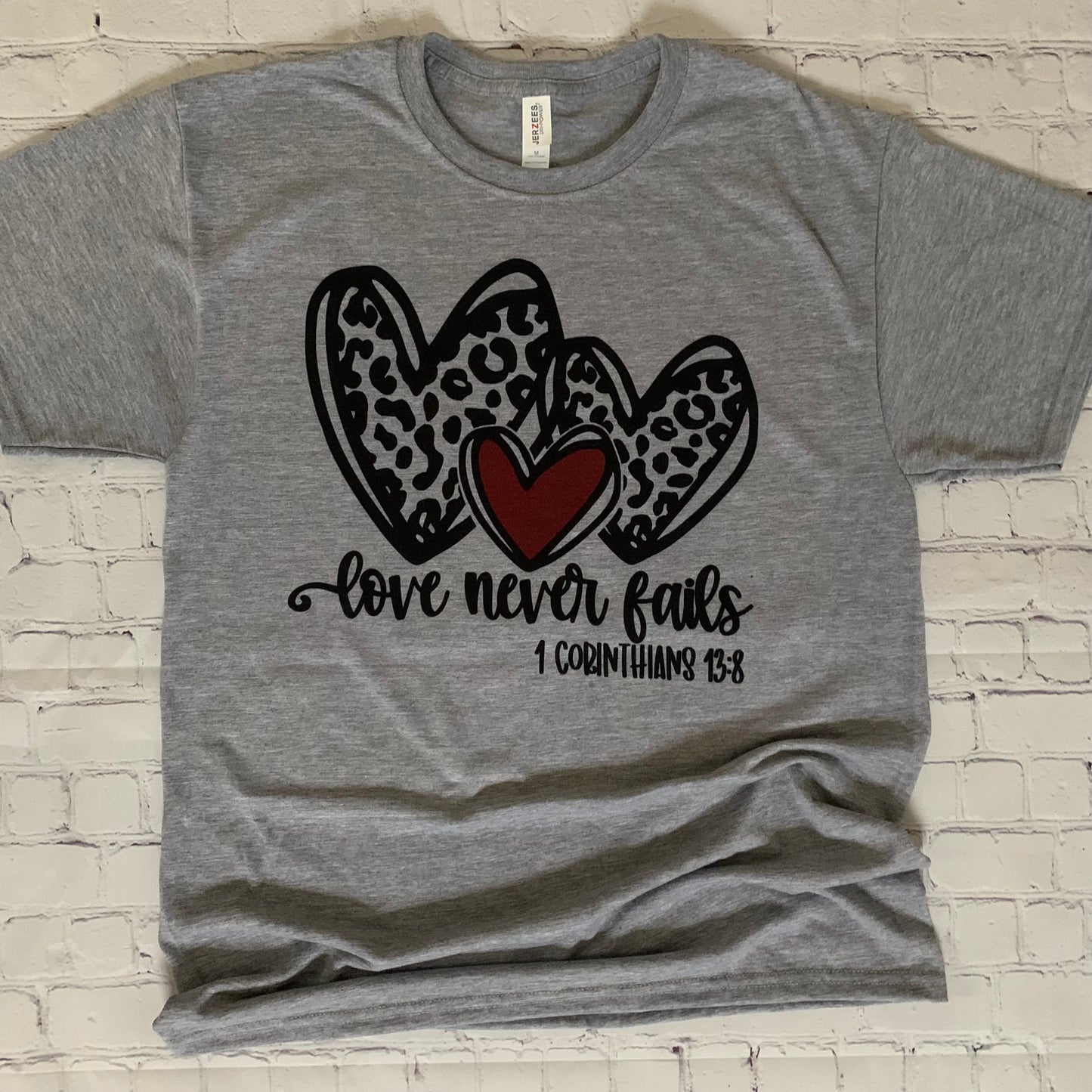 Leopard Heart with Love Never Fails 1 Corinthians 13:8 - T-Shirt